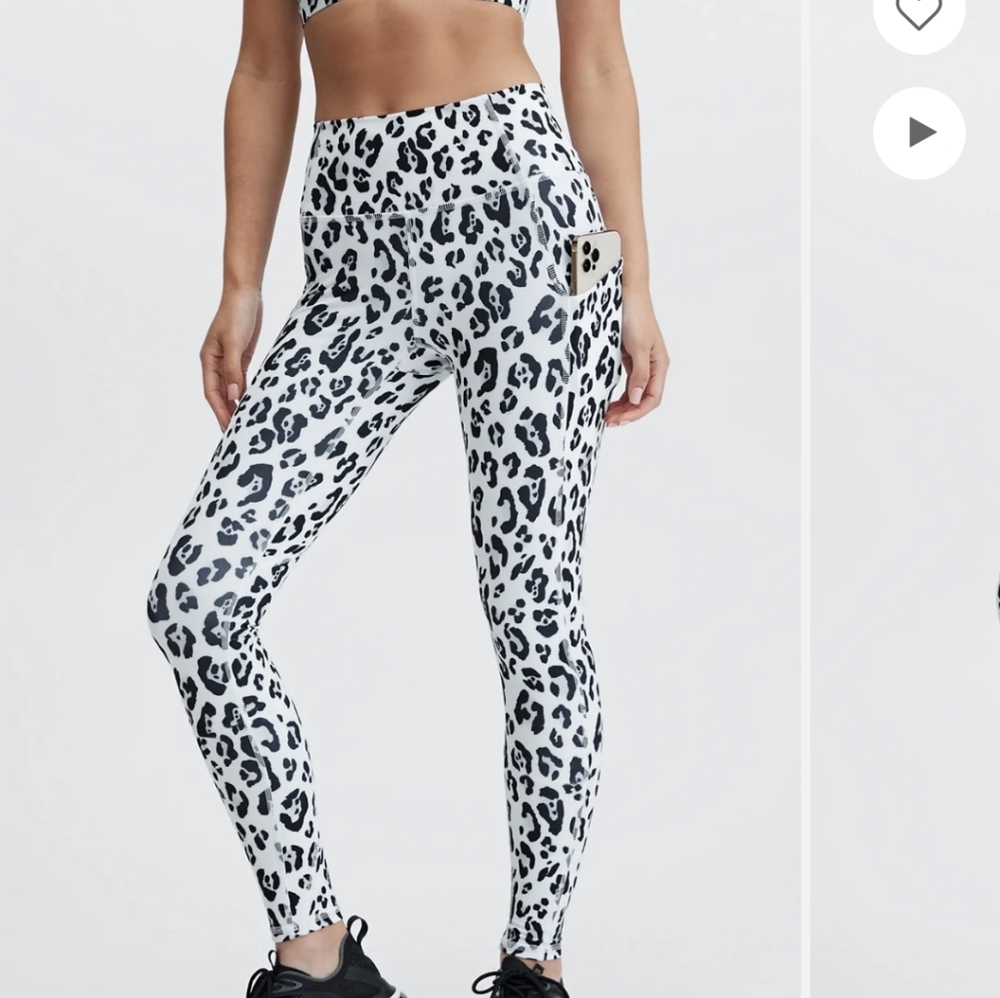 Fabletics snow leopard set - Picture 2 of 9